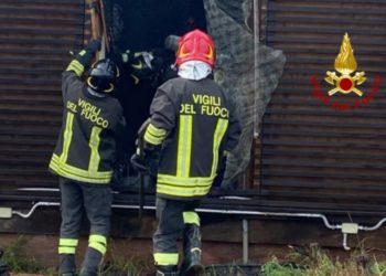 Cagliari, a fuoco un chiosco sul Lungomare Poetto, intervengono i vigili del fuoco