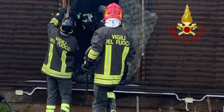 Cagliari, a fuoco un chiosco sul Lungomare Poetto, intervengono i vigili del fuoco