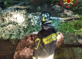 Frana sulla Lula-Sant’Anna, intervengono i vigili del fuoco