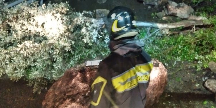 Frana sulla Lula-Sant’Anna, intervengono i vigili del fuoco