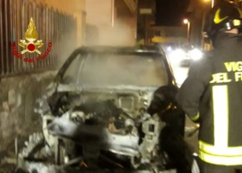 Assemini: a fuoco un’autovettura in sosta, sul posto i vigili del fuoco
