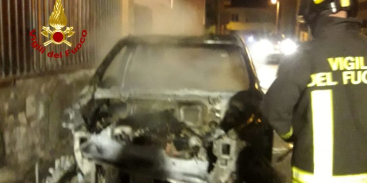 Assemini: a fuoco un’autovettura in sosta, sul posto i vigili del fuoco