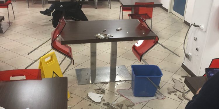 Roberto Deriu (Pd): «Cadono pezzi dal soffitto della mensa universitaria, preoccupato per gli studenti, si intervenga con urgenza»