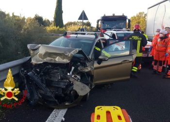 Incidente stradale sulla SS 131, all’altezza del km 22, sul posto vigili del fuoco, polizia stradale e 118