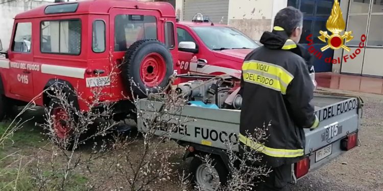 Villasor: un cane finisce in un canale, lo salvano i vigili del fuoco