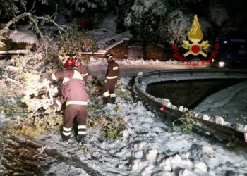La neve sta provocando gravi disagi, vigili del fuoco in azione sulla strada Sadali-Seui