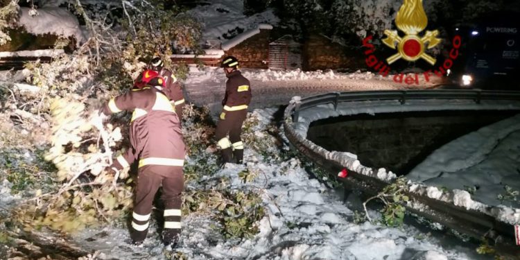 La neve sta provocando gravi disagi, vigili del fuoco in azione sulla strada Sadali-Seui