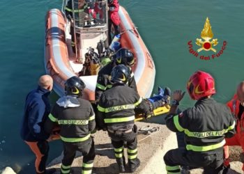 I vigili del fuoco hanno soccorso un uomo caduto tra gli scogli a Giorgino