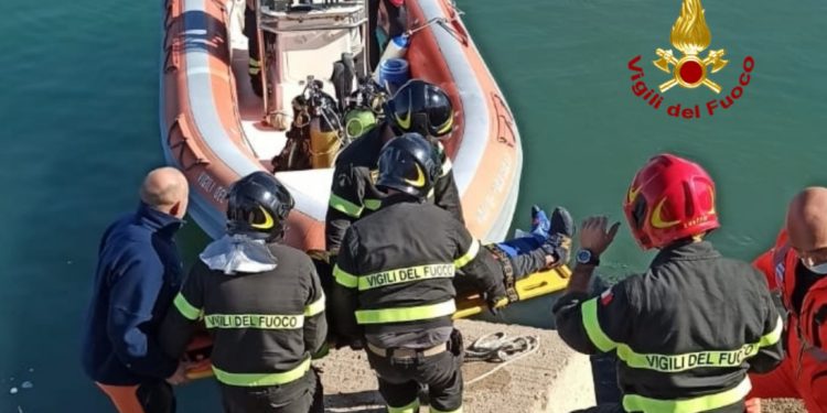 I vigili del fuoco hanno soccorso un uomo caduto tra gli scogli a Giorgino
