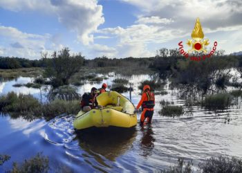 I vigili del fuoco di San Vito ed i sommozzatori di Cagliari sono intervenuti a Porto Corallo, per prestare soccorso ad una ventina di pecore rimaste isolate dall’innalzamento dell’acqua