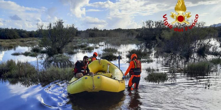 I vigili del fuoco di San Vito ed i sommozzatori di Cagliari sono intervenuti a Porto Corallo, per prestare soccorso ad una ventina di pecore rimaste isolate dall’innalzamento dell’acqua