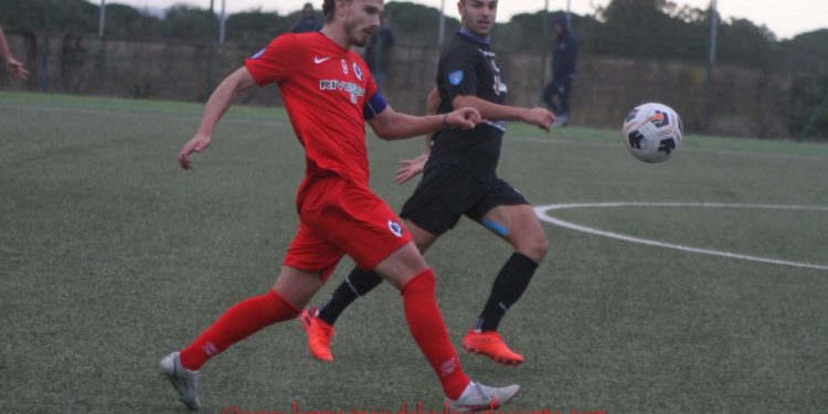 La capolista Giugliano cade a Uri, si riapre la lotta per il primato nel girone G della serie D. Il Carbonia ora è ultimo