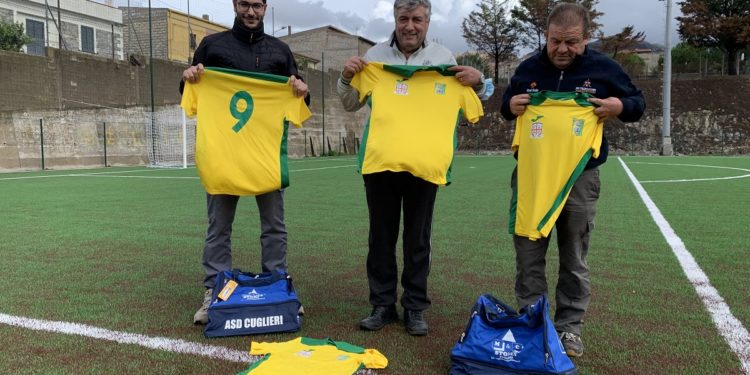 Solidarietà dopo gli incendi: consegnate le maglie da gioco al Cuglieri 195