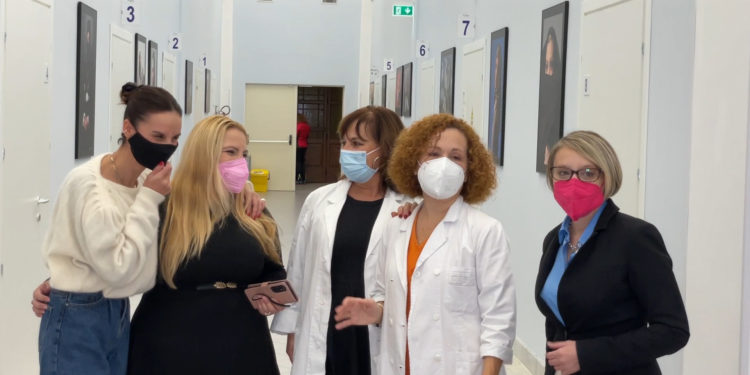 Pazienti oncologiche, medici e operatori sanitari sfilano in passerella: sabato 27 novembre al San Giovanni di Dio