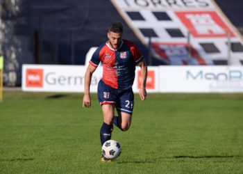 Un goal dell’attaccante sassarese Kalifa Kujabi ha deciso il derby tra Torres ed Arzachena