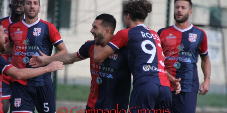 Il derby va alla Torres ma il Carbonia gioca a testa alta, sfiora il pari e subisce il secondo goal al 96′