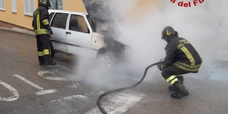 Tempio Pausania: un’auto a fuoco e un’altra si ribalta nella Fumosa, intervengono i vigili del fuoco