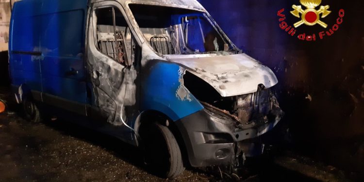 Lanusei: a fuoco tre veicoli e un mini escavatore, intervengono i vigili del fuoco