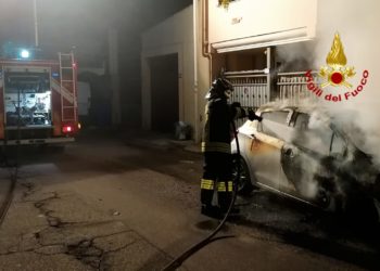 Sestu: a fuoco un’auto in via Einstein, intervengono i vigili del fuoco
