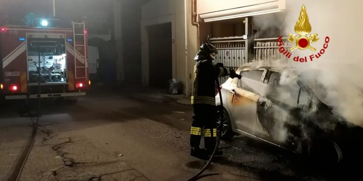 Sestu: a fuoco un’auto in via Einstein, intervengono i vigili del fuoco