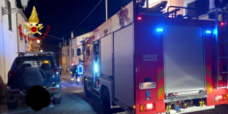 Incidente stradale a La Maddalena, sul posto i vigili del fuoco