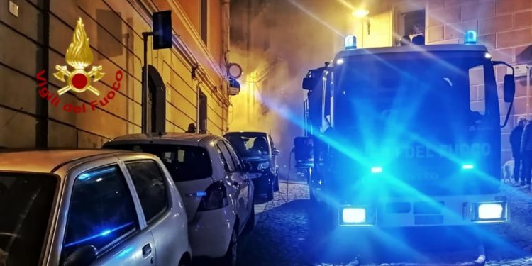 Cagliari: a fuoco una cantina nel centro storico, intervengono i vigili del fuoco
