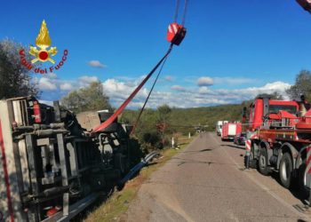 Un articolato si ribalta sulla provinciale 11, sul posto i vigili del fuoco