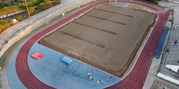 Porto Torres: al via la semina del nuovo manto erboso nel campo di calcio di via delle Vigne