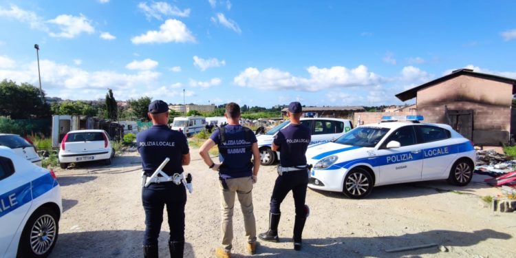 Auto e rifiuti pericolosi abbandonati, idrocarburi nel terreno e acqua rubata dalla condotta idrica, nei guai un’azienda sassarese