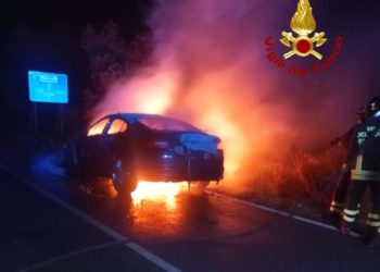 Ittiri: a fuoco un’auto sulla strada statale 131 bis, sul posto i vigili del fuoco