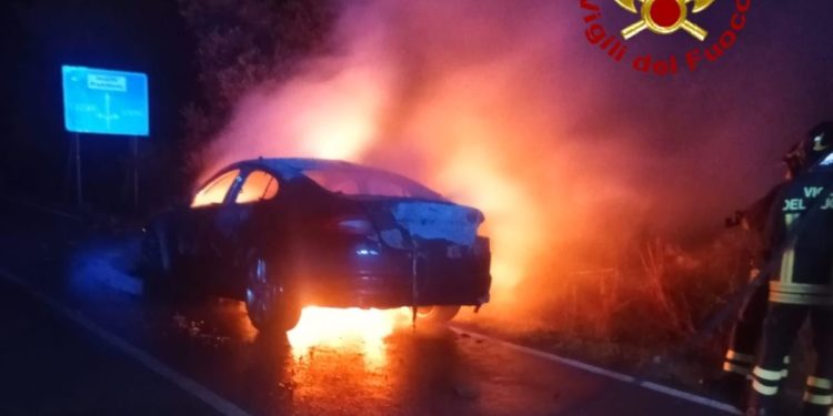 Ittiri: a fuoco un’auto sulla strada statale 131 bis, sul posto i vigili del fuoco