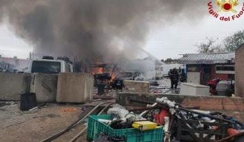 Sassari, a fuoco un campo nomadi a Piandanna. La condanna di FdI Audax