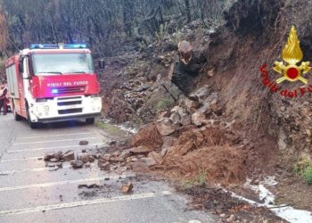 Bonarcado: frana in località Sos Molinos, sul posto i vigili del fuoco