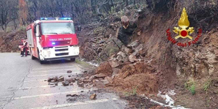 Bonarcado: frana in località Sos Molinos, sul posto i vigili del fuoco
