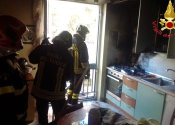 Nuoro: si surriscalda un pentolino dimenticato in cucina e partono le fiamme, intervengono i vigili del fuoco