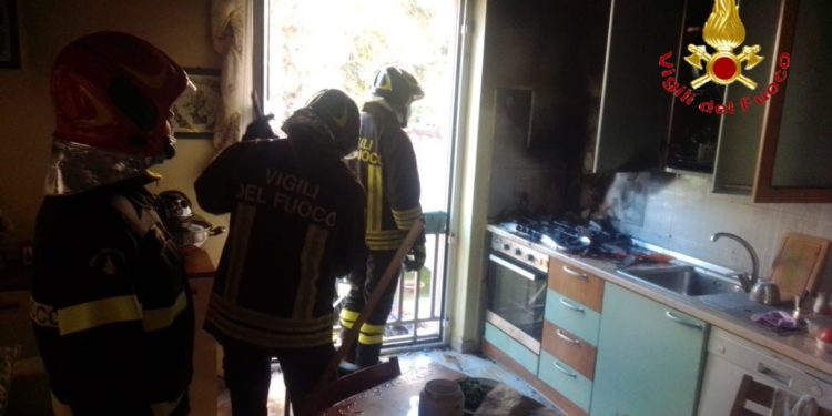 Nuoro: si surriscalda un pentolino dimenticato in cucina e partono le fiamme, intervengono i vigili del fuoco