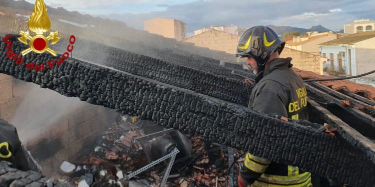 Olbia: a fuoco una mansarda in via Sardegna, intervengono i vigili del fuoco