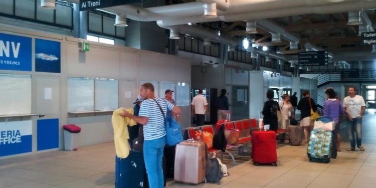 Lotta ai bivacchi e vandalismo alla Stazione marittima di Porto Torres, arriva l’ordinanza del Comune