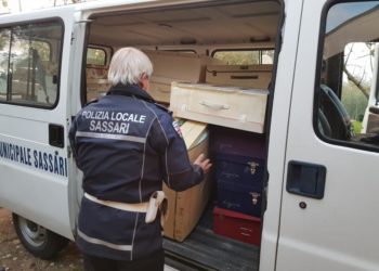 Sassari: dalla Polizia locale due furgoni carichi di doni ai più bisognosi