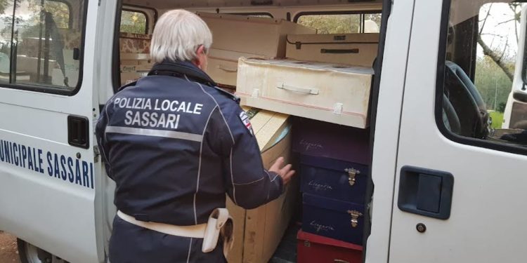 Sassari: dalla Polizia locale due furgoni carichi di doni ai più bisognosi