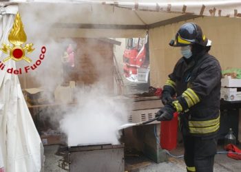 Arzachena: a fuoco una friggitrice nelle bancarelle di Natale, intervengono i vigili del fuoco
