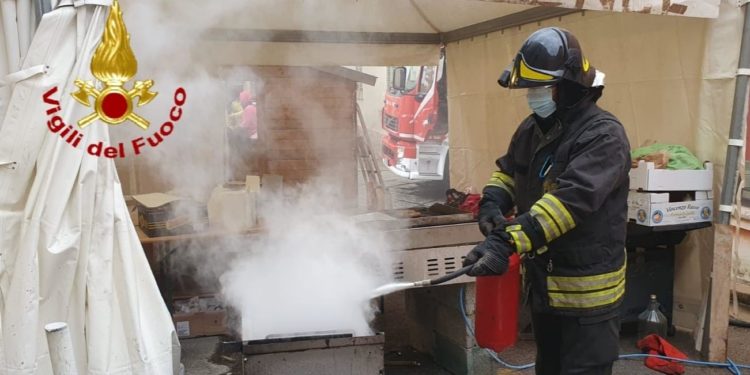 Arzachena: a fuoco una friggitrice nelle bancarelle di Natale, intervengono i vigili del fuoco