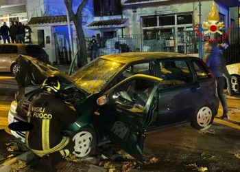 Oliena: scontro tra due macchine in via Nuoro, intervengono i vigili del fuoco