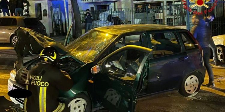 Oliena: scontro tra due macchine in via Nuoro, intervengono i vigili del fuoco