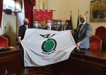 “Sassari città dell’olio”: consegnata la bandiera