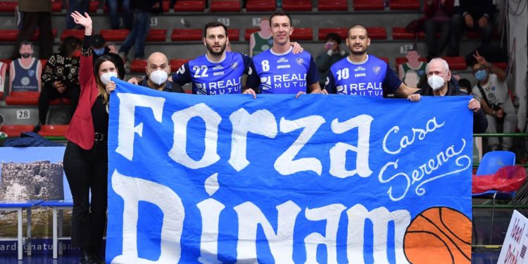 Sassari: gli ospiti di Casa Serena donano uno striscione alla Dinamo Banco di Sardegna