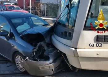 Sconto tra un’auto e la metropolitana in viale Marconi, a Cagliari, sul posto i vigili del fuoco e gli agenti della Polizia locale