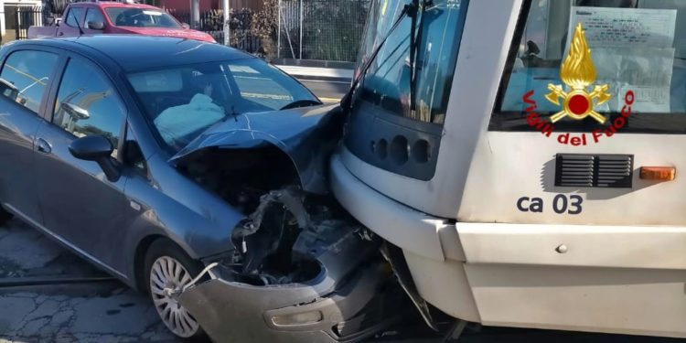 Sconto tra un’auto e la metropolitana in viale Marconi, a Cagliari, sul posto i vigili del fuoco e gli agenti della Polizia locale