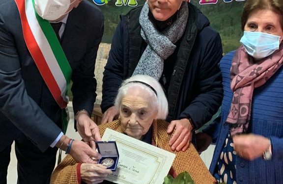 Cagliari in festa per i cent’anni di zia Giuseppa Manca