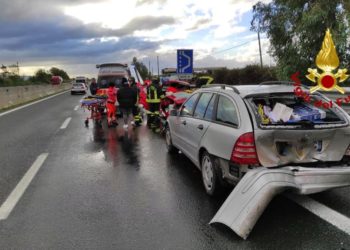 Incidente stradale sulla 131 in direzione Cagliari, sul posto i vigili del fuoco